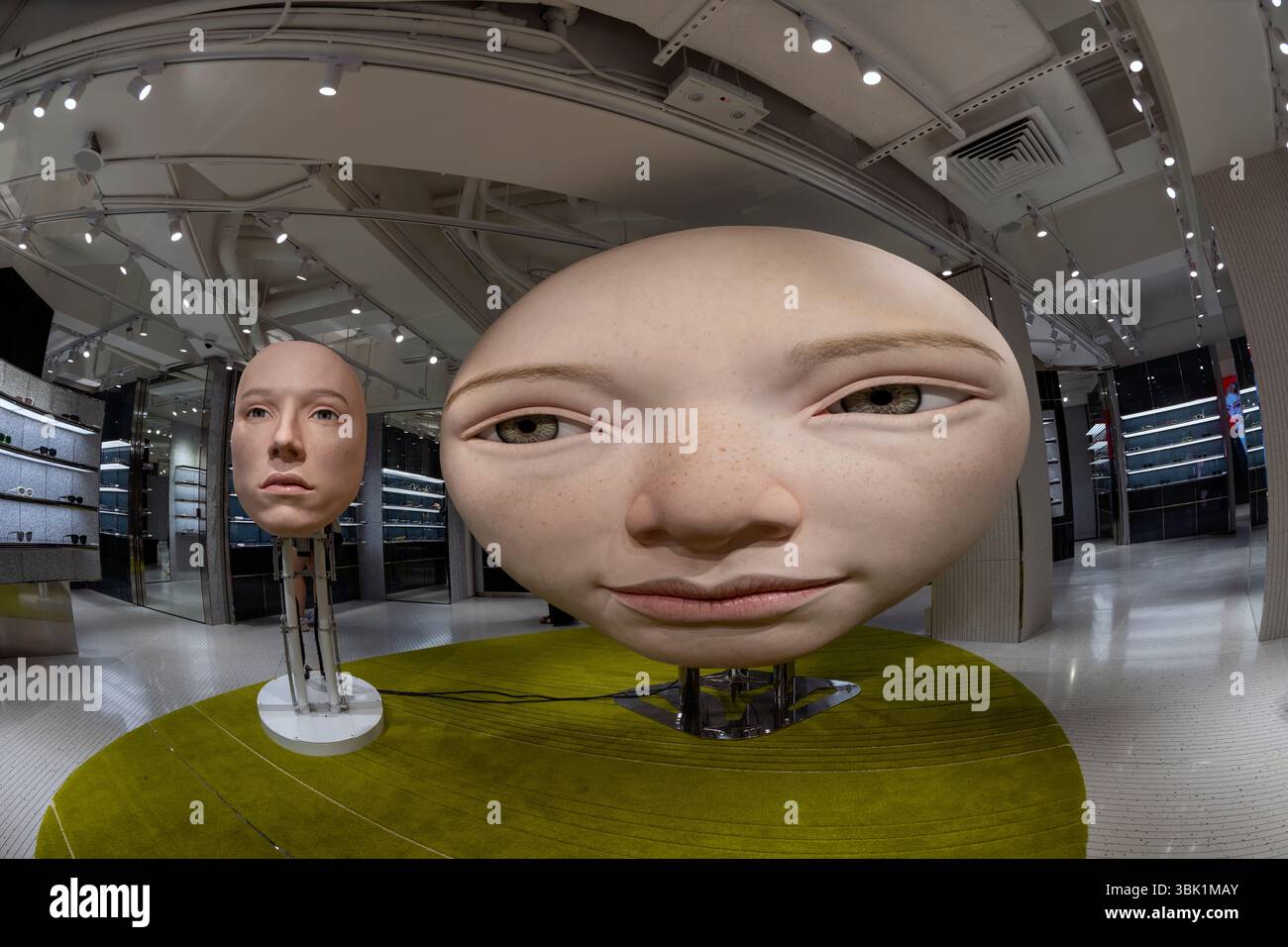 Gli oggetti cinetici della testa gigante nel Gentle Monster Store di Hong Kong. Gentle Monster è un marchio sudcoreano di occhiali da sole di lusso e vetro ottico Foto Stock Gli oggetti cinetici della testa gigante nel Gentle Monster Store di Hong Kong. Gentle Monster è un marchio sudcoreano di occhiali da sole di lusso e vetro ottico Foto Stock