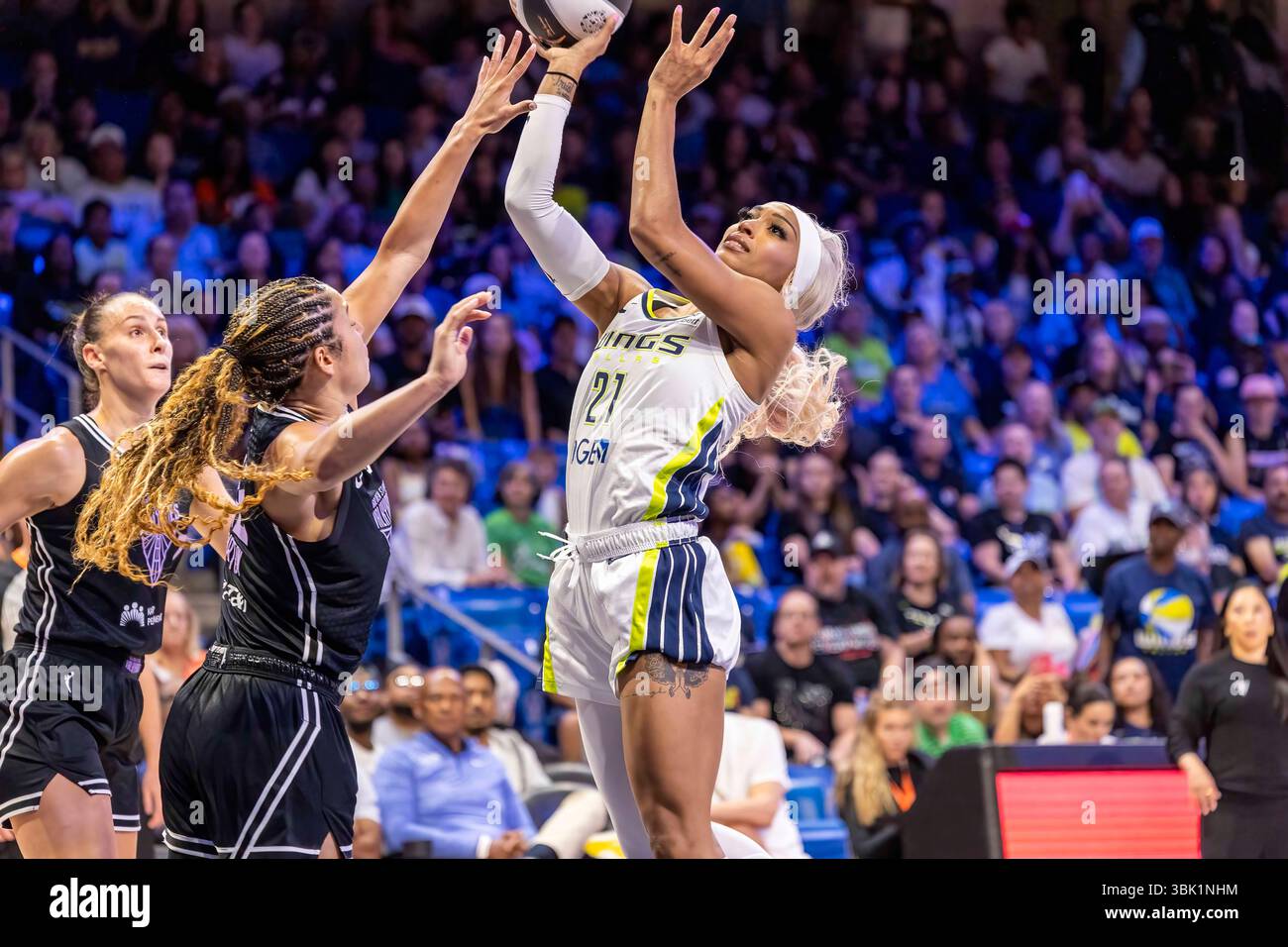 Arlington, Texas, Stati Uniti. 17 giugno 2025. La guardia dei Dallas Wings DIJONAI CARRINGTON (21) spara la palla durante una partita WNBA tra i Golden State Valkyries e i Dallas Wings al College Park Center. Dallas vince 80-71. (Immagine di credito: © Mark Fann/ZUMA Press Wire) SOLO PER USO EDITORIALE! Non per USO commerciale! Foto Stock