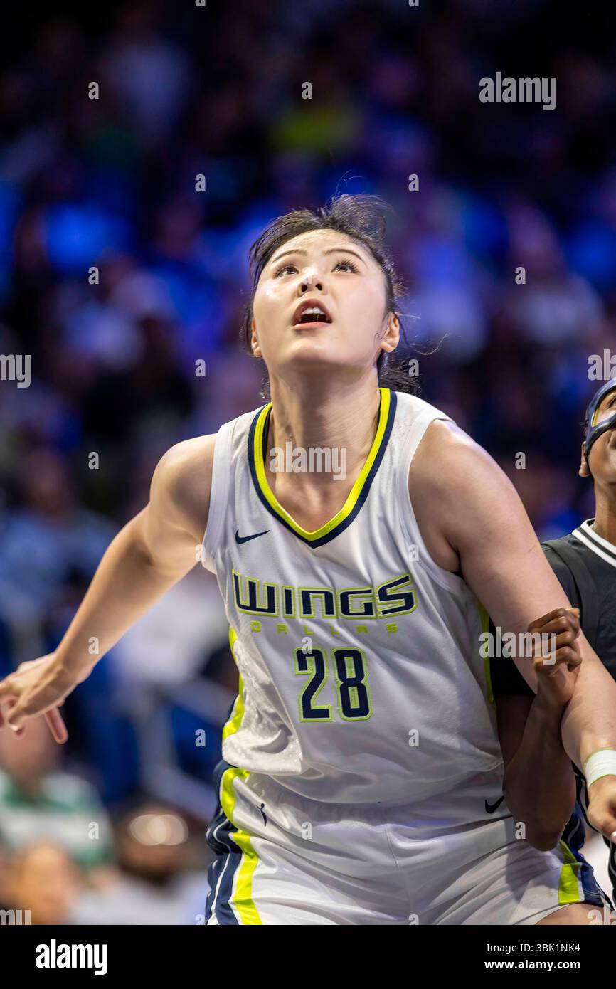 Arlington, Texas, Stati Uniti. 17 giugno 2025. Il centro di Dallas Wings li YUERU (28) cerca il rimbalzo durante una partita WNBA tra i Golden State Valkyries e i Dallas Wings al College Park Center. Dallas vince 80-71. (Immagine di credito: © Mark Fann/ZUMA Press Wire) SOLO PER USO EDITORIALE! Non per USO commerciale! Foto Stock