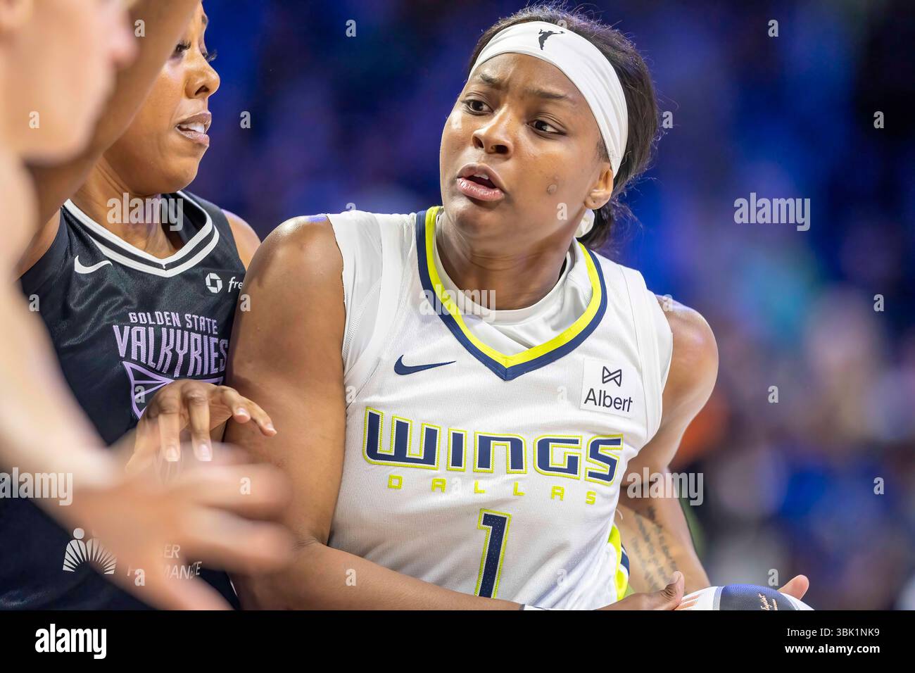 Arlington, Texas, Stati Uniti. 17 giugno 2025. L'attaccante dei Dallas Wings, NALYSSA SMITH (1), guida al basket durante una partita WNBA tra i Golden State Valkyries e i Dallas Wings al College Park Center. Dallas vince 80-71. (Immagine di credito: © Mark Fann/ZUMA Press Wire) SOLO PER USO EDITORIALE! Non per USO commerciale! Foto Stock
