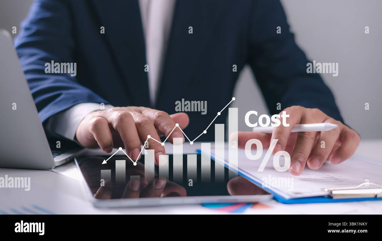 L'uomo d'affari analizza l'ottimizzazione dei costi e la gestione delle spese utilizzando informazioni basate sui dati per la pianificazione del budget e la trasformazione digitale. E operativo Foto Stock