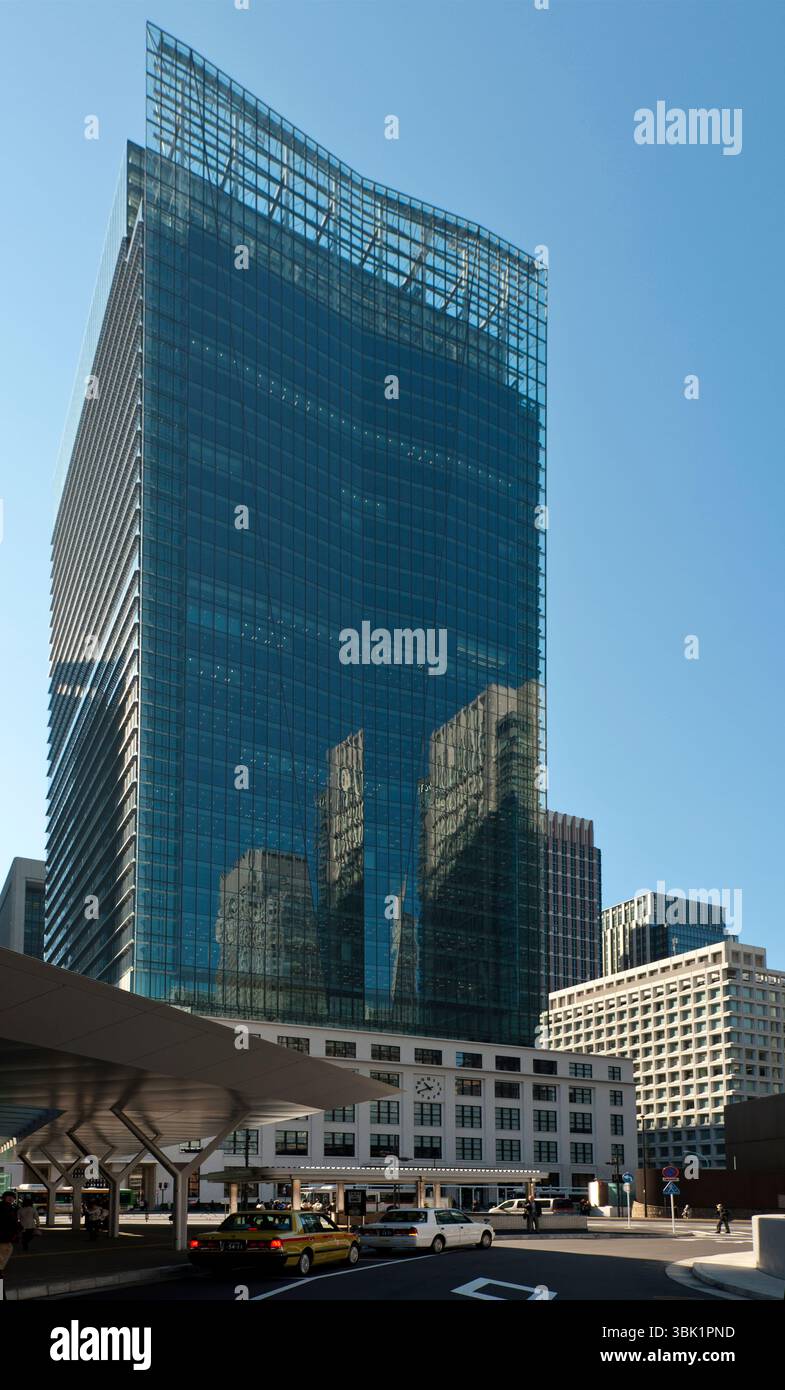 JP Tower (Ufficio postale giapponese), negozi e ristoranti di fronte al lato Marunouchi della stazione ferroviaria principale di Tokyo, nel quartiere di Chiyoda, Tokyo, Giappone. Foto Stock