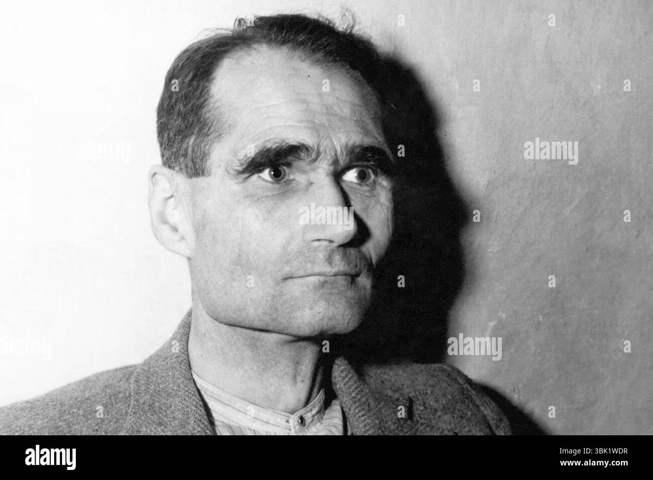 Rudolf Hess, ex vice Führer del partito nazista sotto Adolph Hitler, nella sua cella di Norimberga in attesa del suo processo dinanzi al Tribunale militare internazionale per i crimini di guerra durante la seconda guerra mondiale Foto Stock