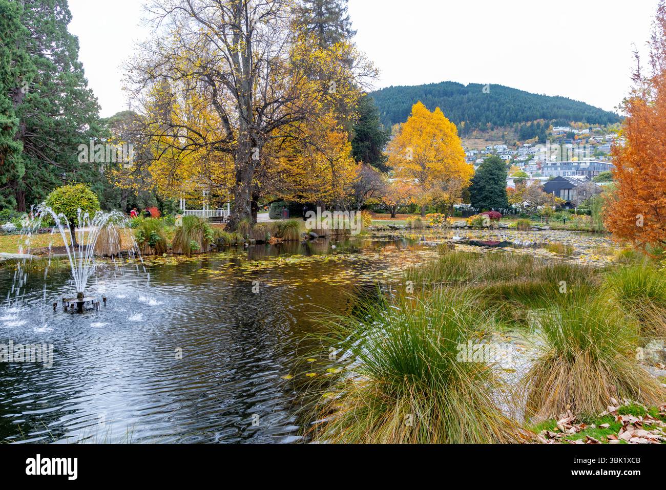 Giardini botanici di Queenstown e lago con colori autunnali nella stagione autunnale, regione di Otago, nuova Zelanda, 2025 Foto Stock