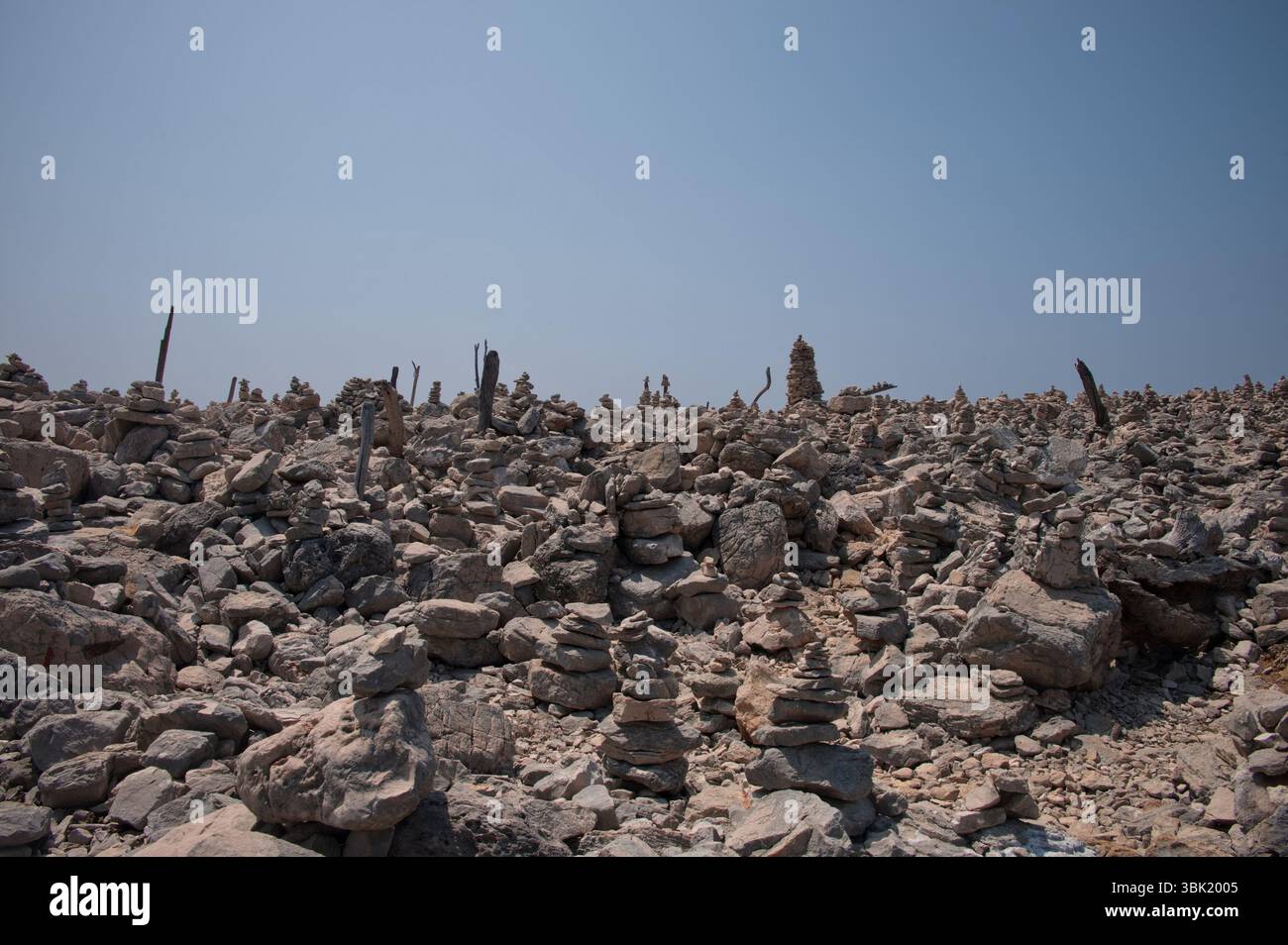 Pile di pietre in un paesaggio roccioso Foto Stock