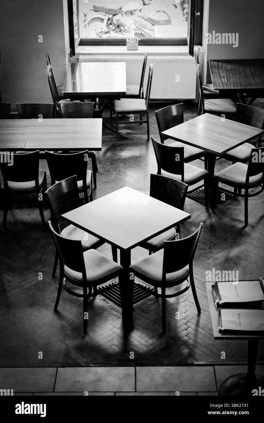 Interno di un tradizionale ristorante ungherese con tavoli e sedie Foto Stock