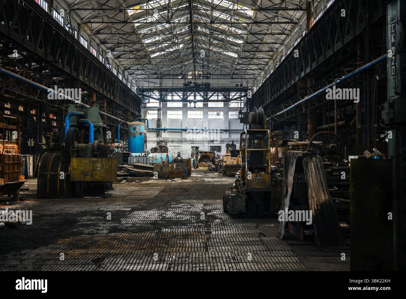 Ampio capannone industriale con luce bassa angolazione Foto Stock
