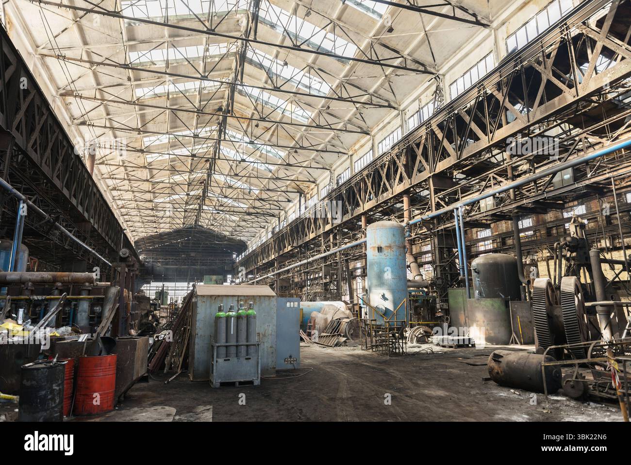 Ampio capannone industriale con luce bassa angolazione Foto Stock
