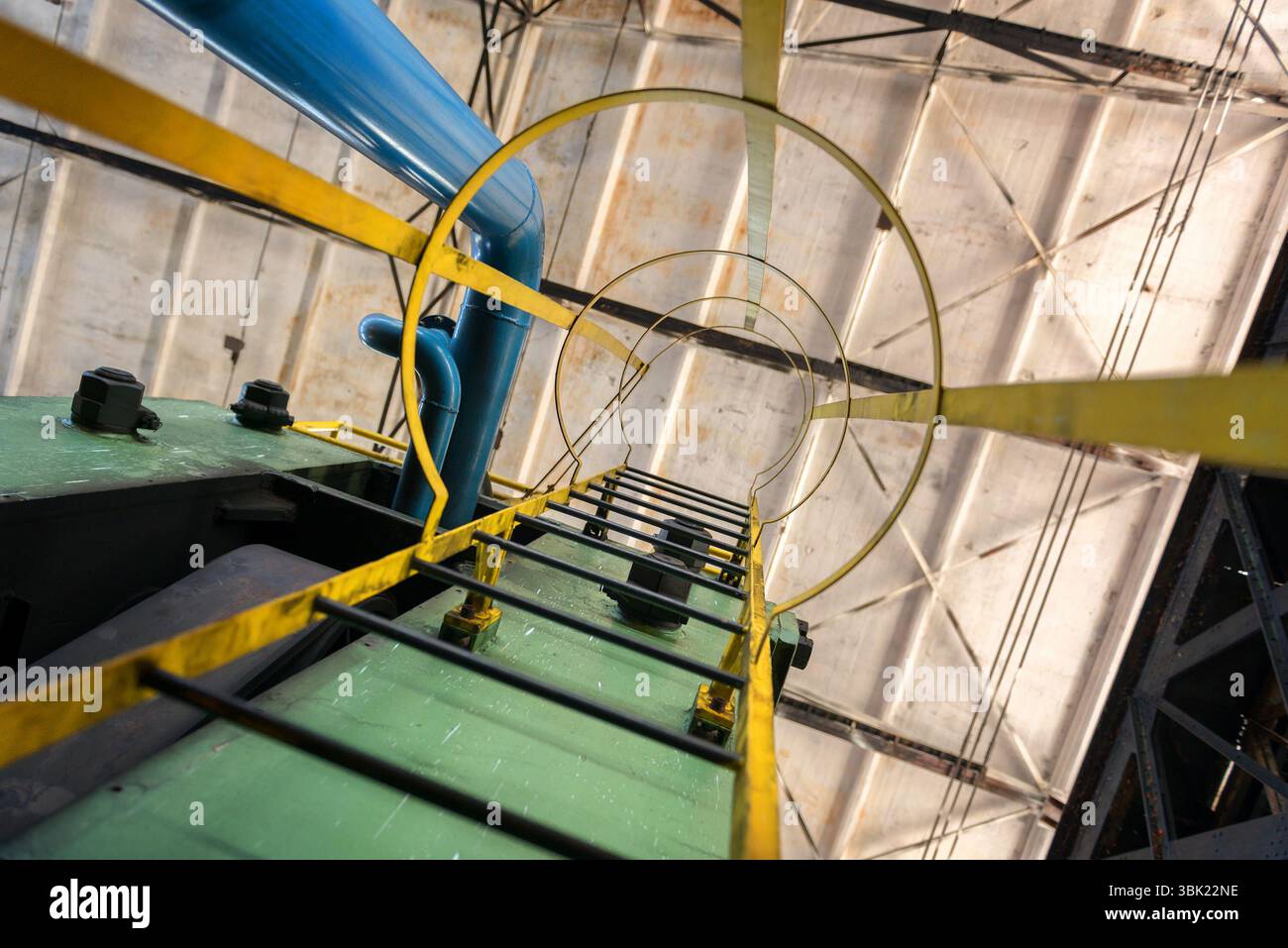 Grande scala gialla in interni industriali foto Foto Stock