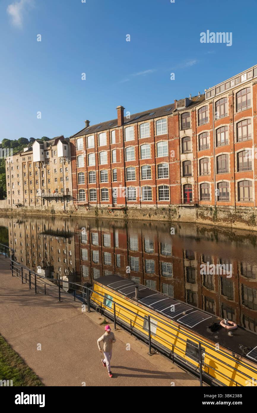 Inghilterra, Somerset, Bath e Riverside hanno convertito edifici residenziali e per uffici sul fiume Avon Foto Stock