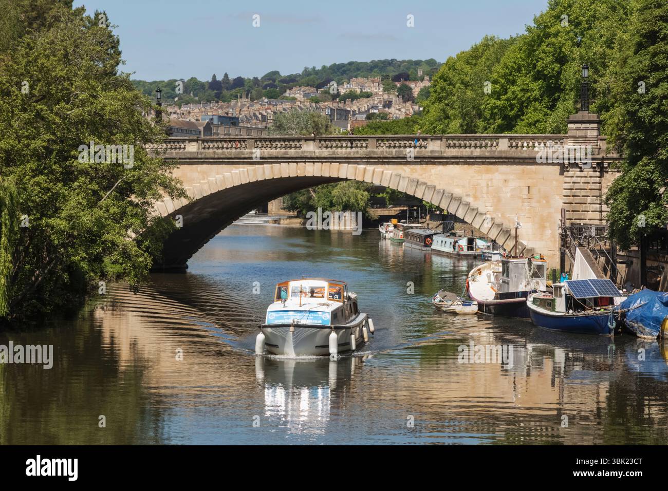 Inghilterra, Somerset, Bath, fiume Avon e North Parade Bridge Foto Stock