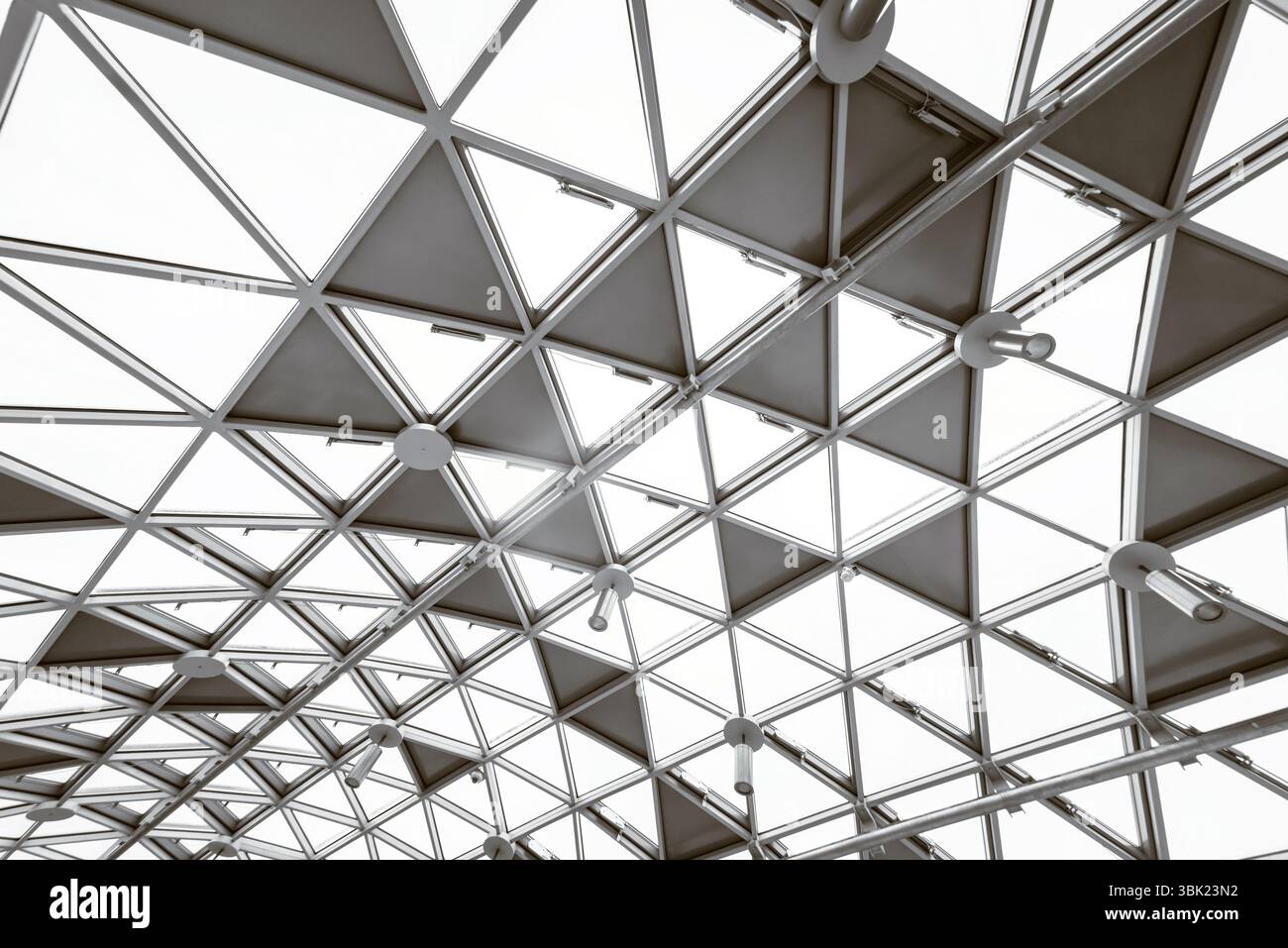 Architettura futuristica con grande superficie in vetro Foto Stock