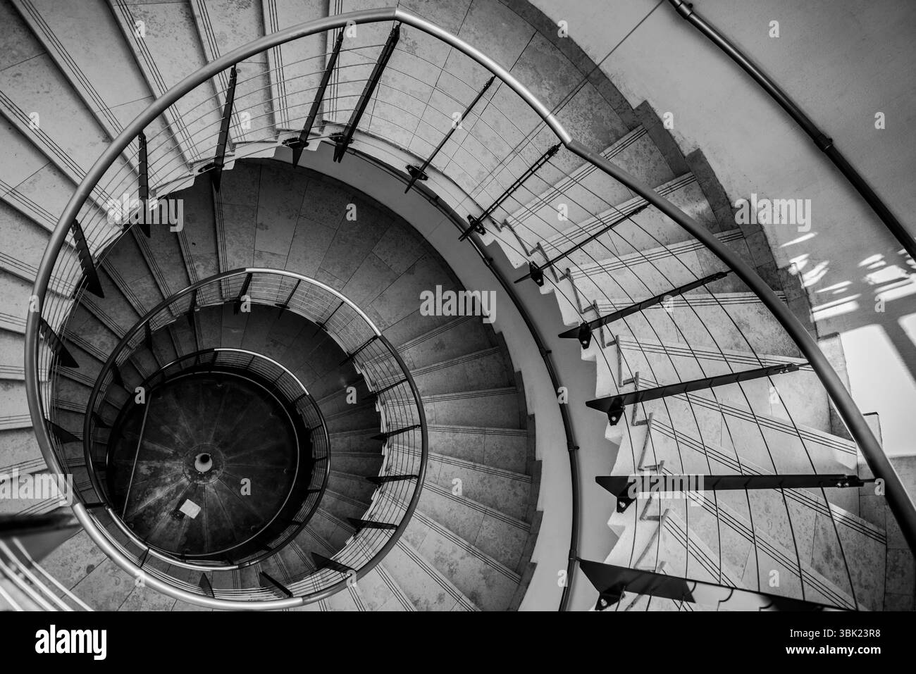 A testa in vista di una scala a spirale angolazione Foto Stock