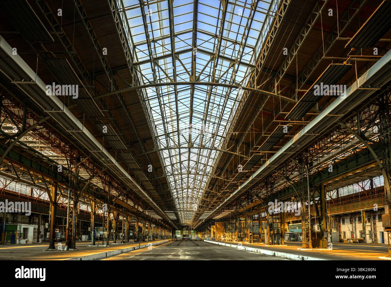Industrial interior di un vecchio edificio in fabbrica Foto Stock