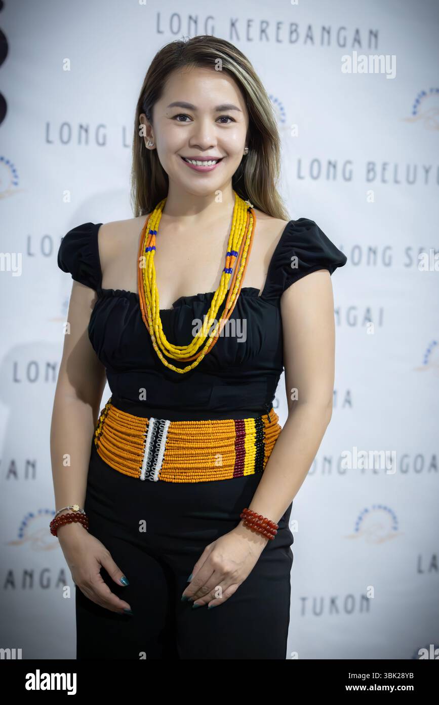 LAWAS SARAWAK, GIUGNO 2,2025: Una donna Lun Bawang che indossa il tradizionale beadwork Borneo posa per un ritratto durante un evento culturale. Foto Stock