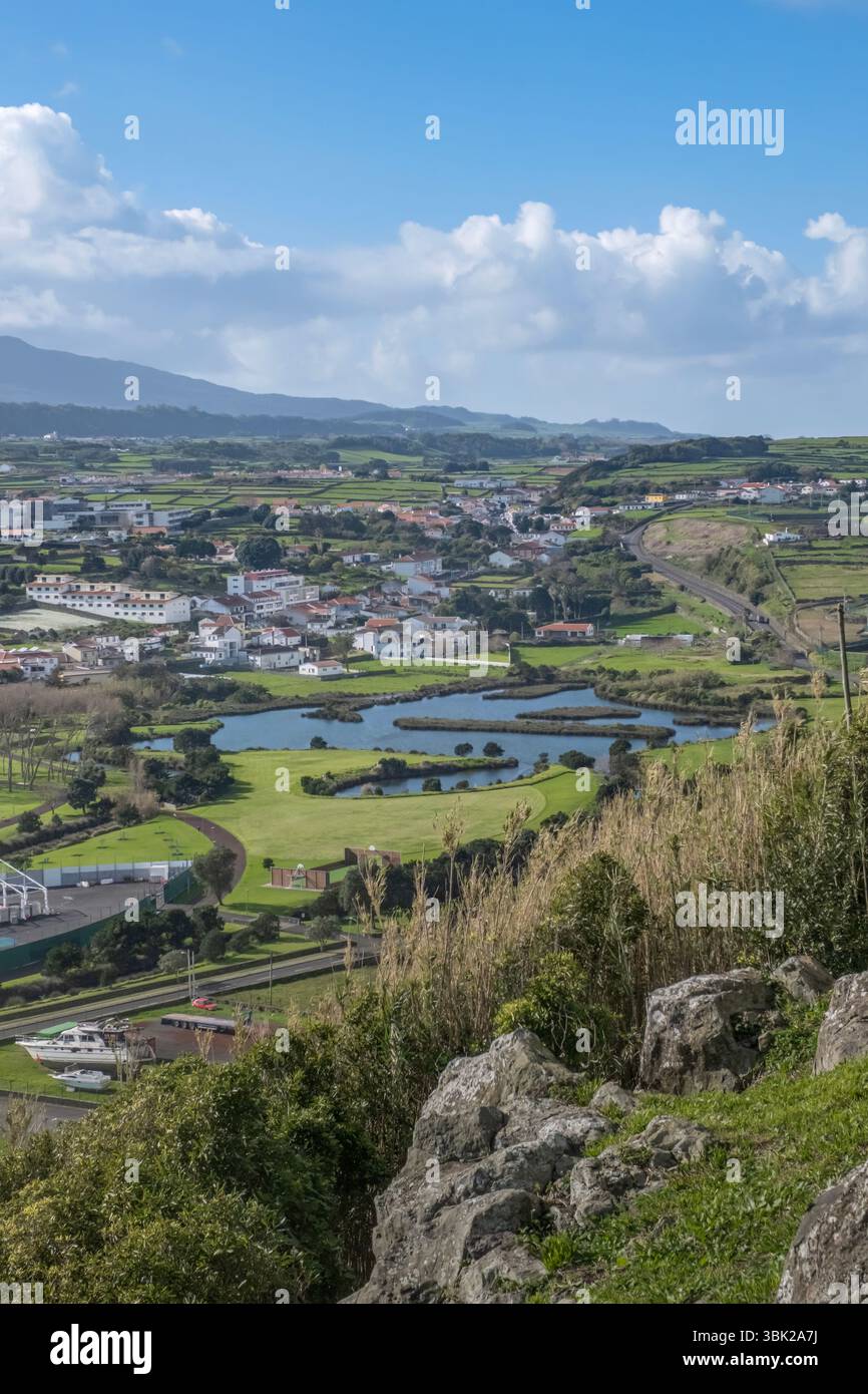 Vista panoramica della città di Praia da Vitoria e del paesaggio sull'isola di Terceira, Azzorre. Coastal City, Green Fields, perfetto per opuscoli di viaggio, turismo noi Foto Stock