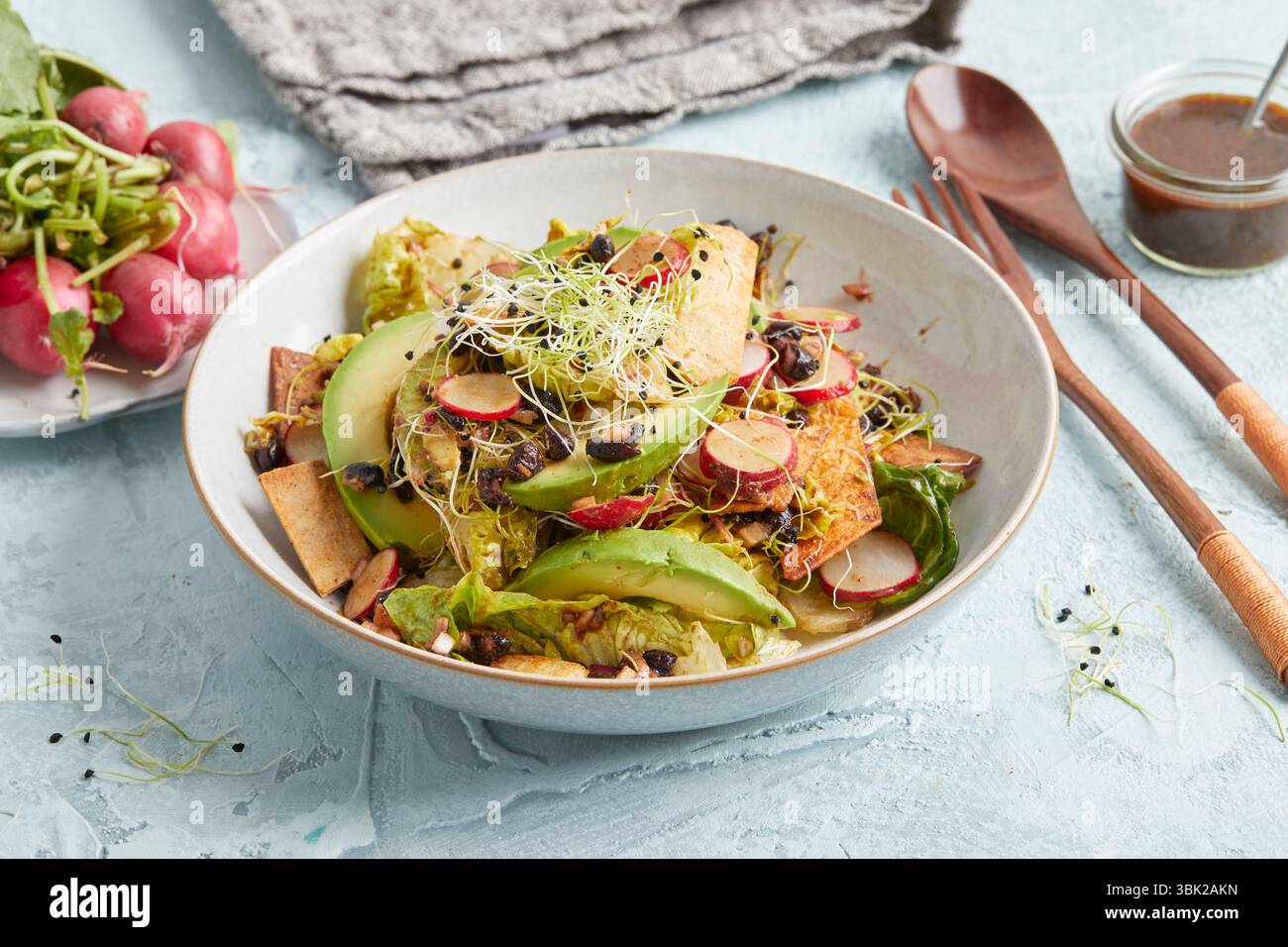 Insalata Vegan taco con avocado: Un pasto colorato a base di piante con fagioli, mais e verdure fresche, perfetto per pranzo, cena o per cibi sani e confortevoli. Foto Stock