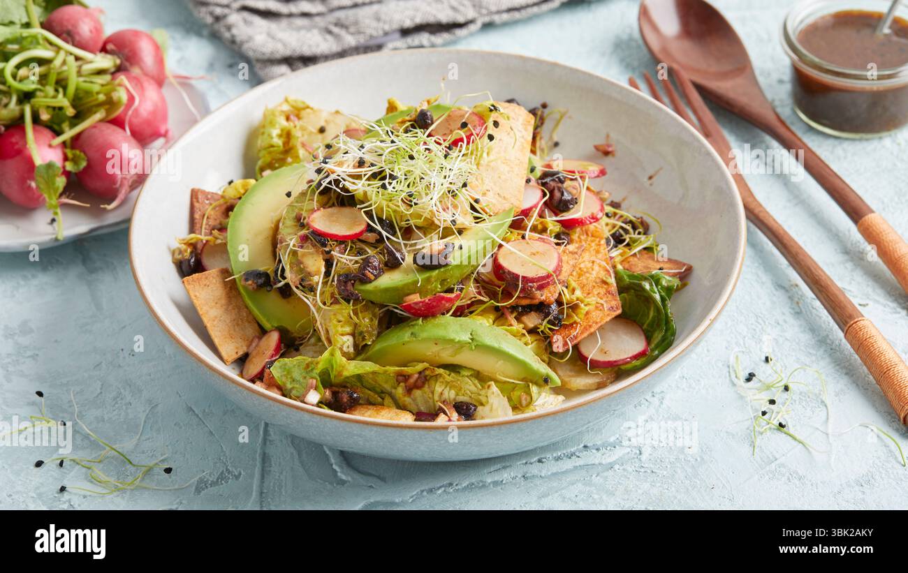 Insalata Vegan taco con avocado: Un pasto colorato a base di piante con fagioli, mais e verdure fresche, perfetto per pranzo, cena o per cibi sani e confortevoli. Foto Stock