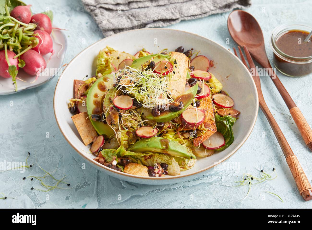 Insalata Vegan taco con avocado: Un pasto colorato a base di piante con fagioli, mais e verdure fresche, perfetto per pranzo, cena o per cibi sani e confortevoli. Foto Stock