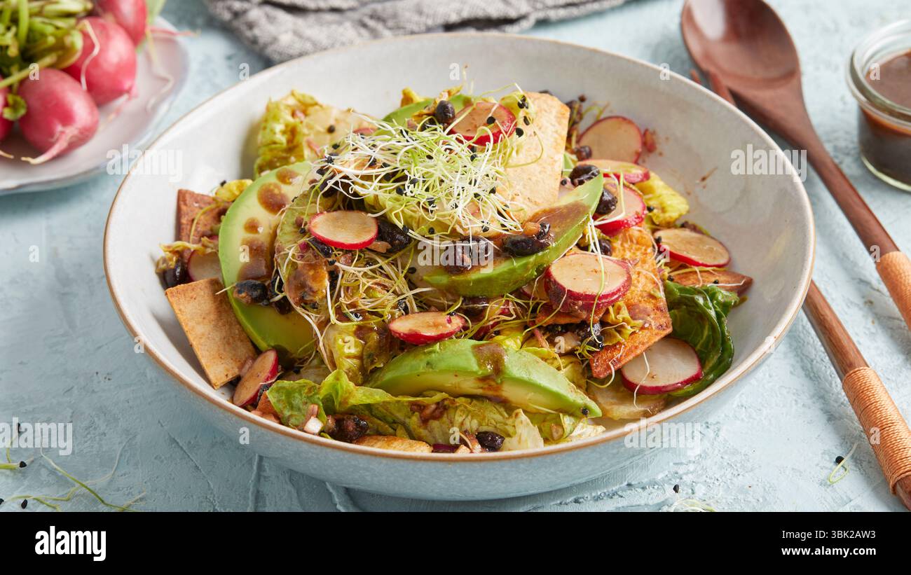Insalata Vegan taco con avocado: Un pasto colorato a base di piante con fagioli, mais e verdure fresche, perfetto per pranzo, cena o per cibi sani e confortevoli. Foto Stock
