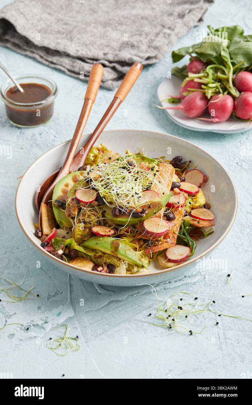 Insalata Vegan taco con avocado: Un pasto colorato a base di piante con fagioli, mais e verdure fresche, perfetto per pranzo, cena o per cibi sani e confortevoli. Foto Stock
