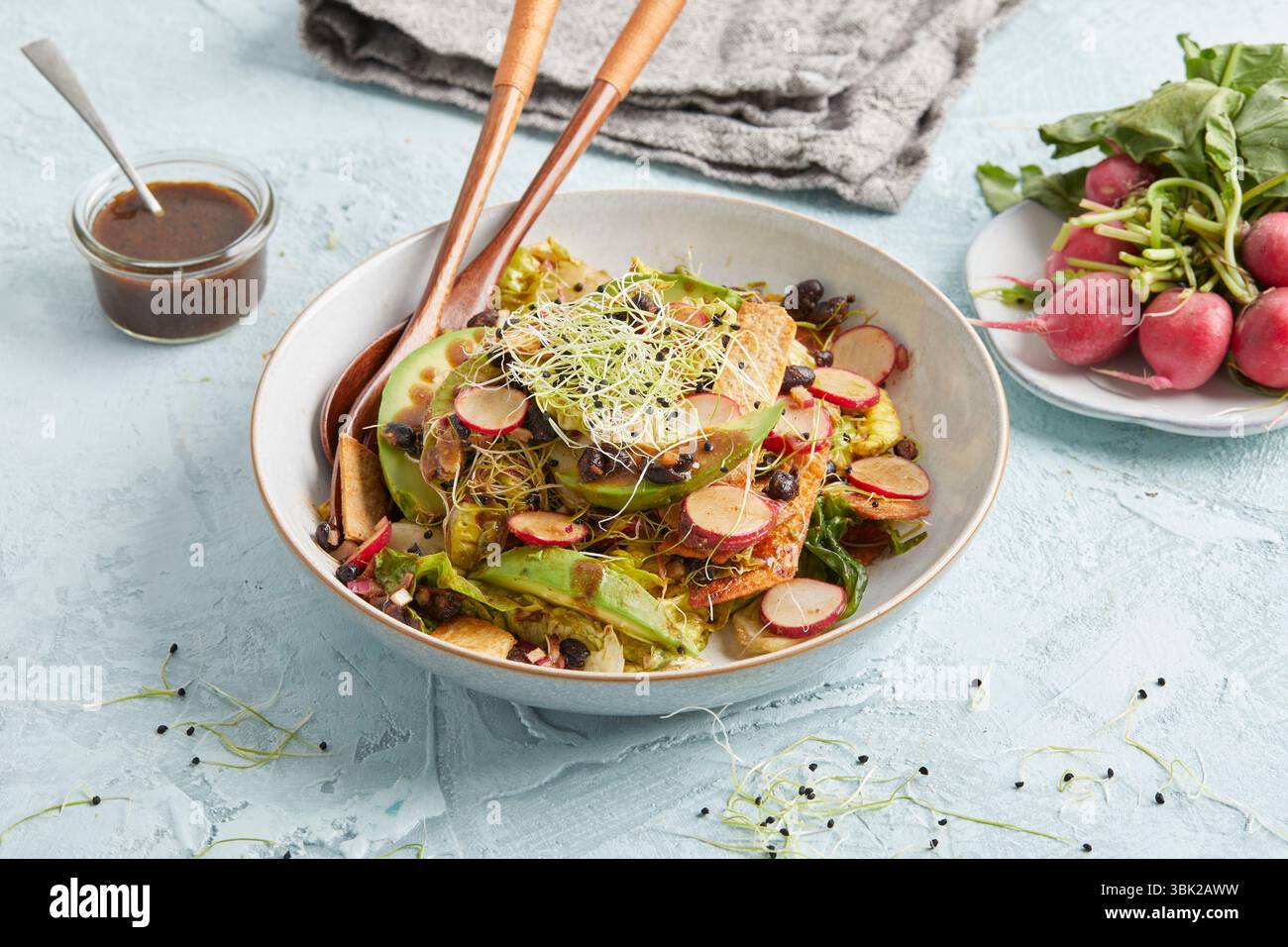 Insalata Vegan taco con avocado: Un pasto colorato a base di piante con fagioli, mais e verdure fresche, perfetto per pranzo, cena o per cibi sani e confortevoli. Foto Stock