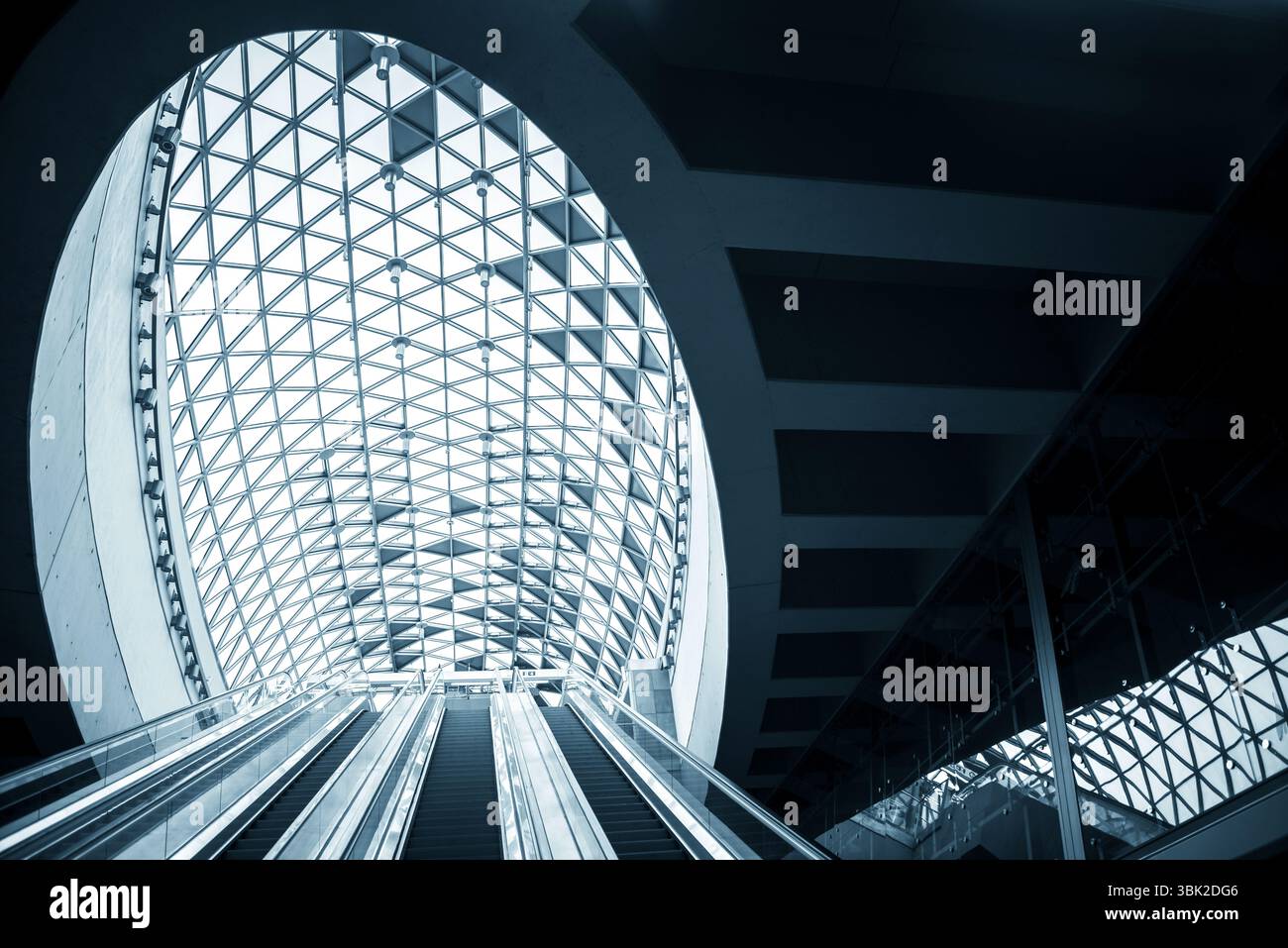 Architettura futuristica con grandi finestre di angolazione Foto Stock