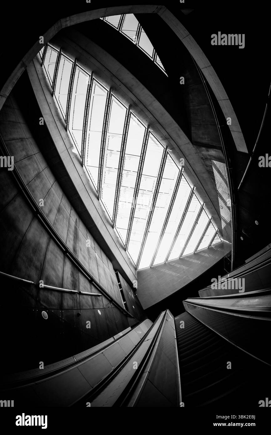 Escalator in movimento nel centro business di una città Foto Stock