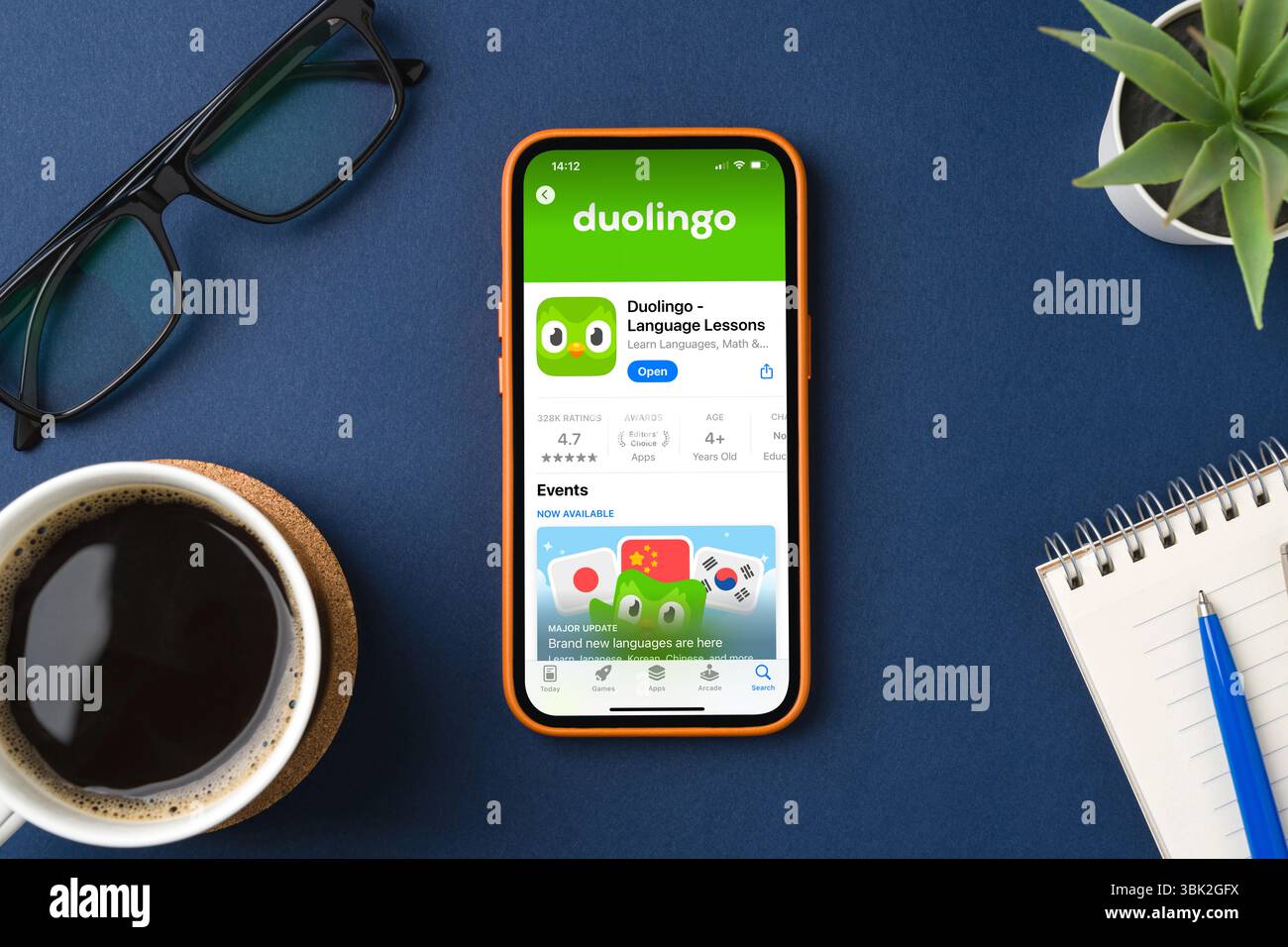 Antalya, Turchia - 5 giugno 2025: Vista dall'alto dell'app Duolingo sull'App Store sullo schermo dell'iPhone Foto Stock