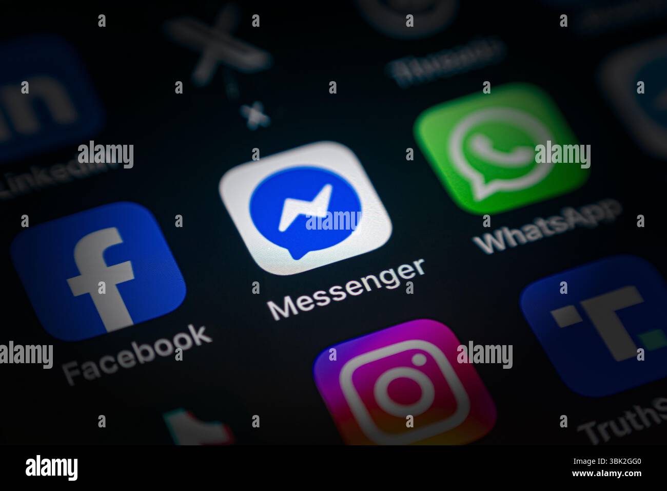 Antalya, Turchia - 5 giugno 2025: Icona dell'app Messenger tra le varie icone delle applicazioni sullo schermo dello smartphone Foto Stock