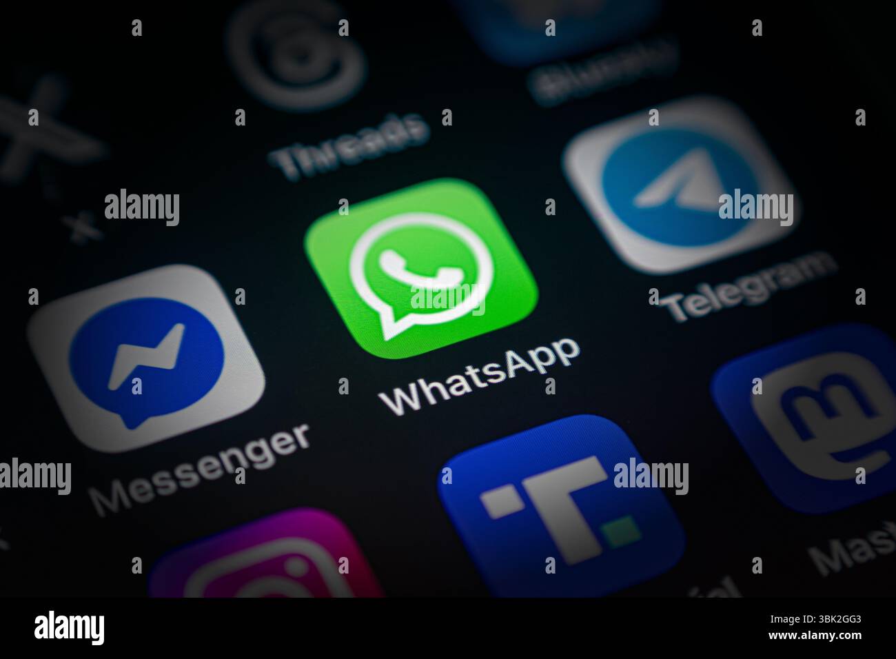 Antalya, Turchia - 5 giugno 2025: Icona WhatsApp App tra le varie icone delle applicazioni sullo schermo dello smartphone Foto Stock