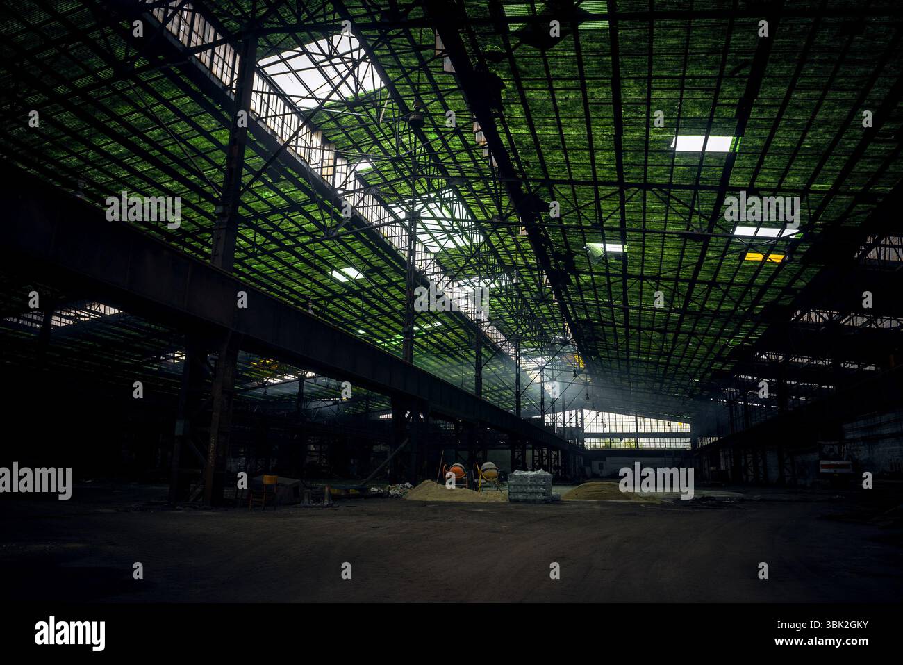 Ampio capannone industriale con luce bassa angolazione Foto Stock