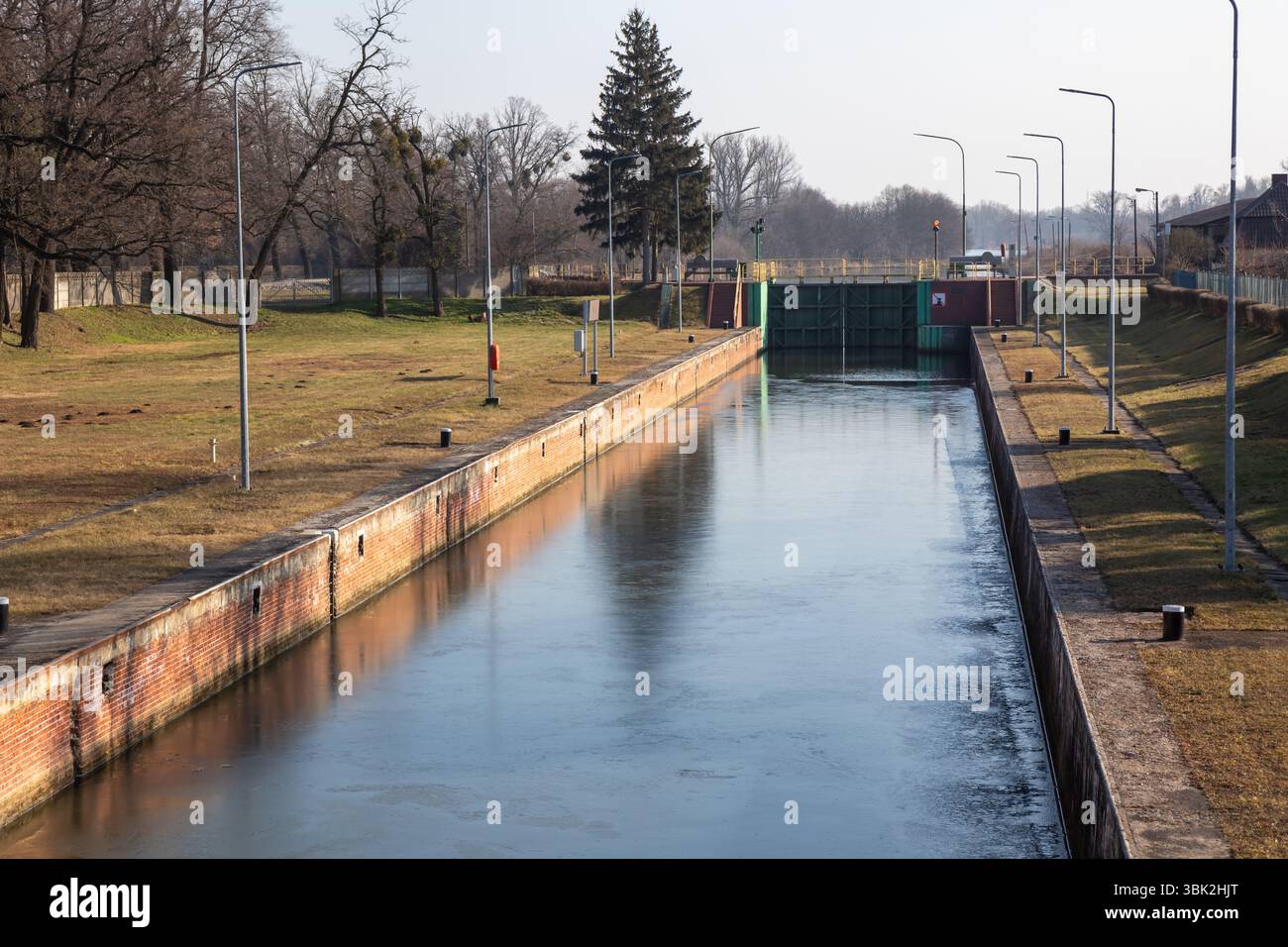 Wroclaw, Polonia - 13 febbraio 2025: Ponte pedonale Ryczyn, chiuse, chiusure, chiuse, chiuse, chiuse, chiuse, chiuse, Second Oder River Regulation System, impianti di gestione delle acque, Foto Stock