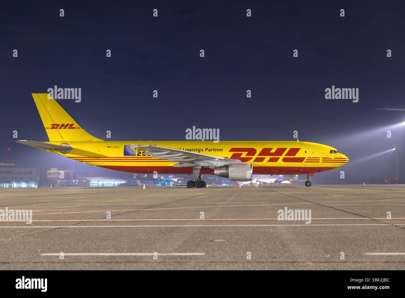 BUDAPEST, UNGHERIA - 5 MARZO - aereo cargo DHL Airbus A300 presso l'aeroporto di Budapest, 5 marzo 2014. DHL è leader mondiale nel settore della posta aerea Foto Stock