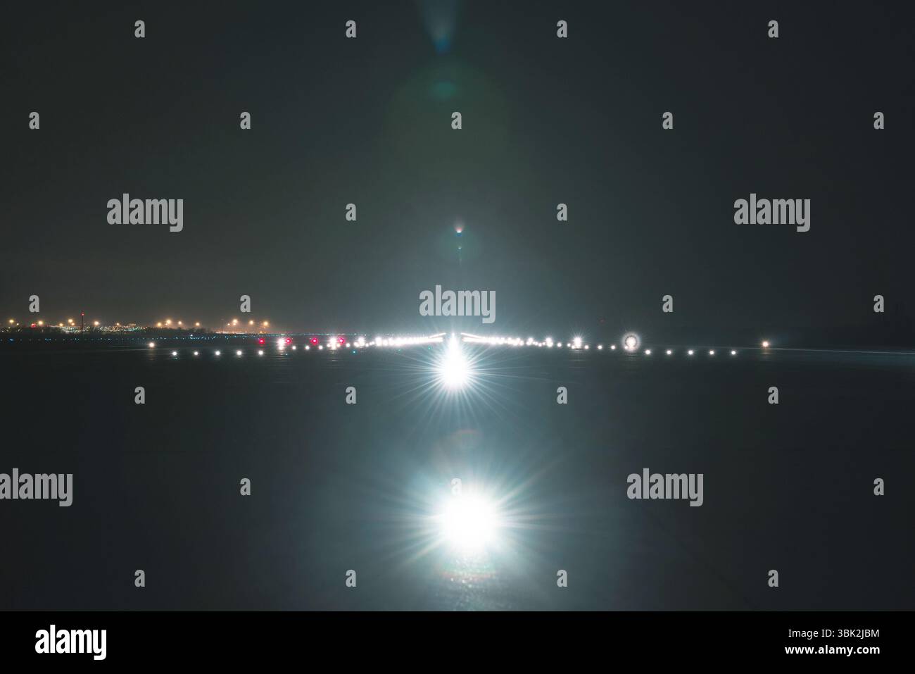 Luci di atterraggio sulla pista dell'aeroporto di notte Foto Stock