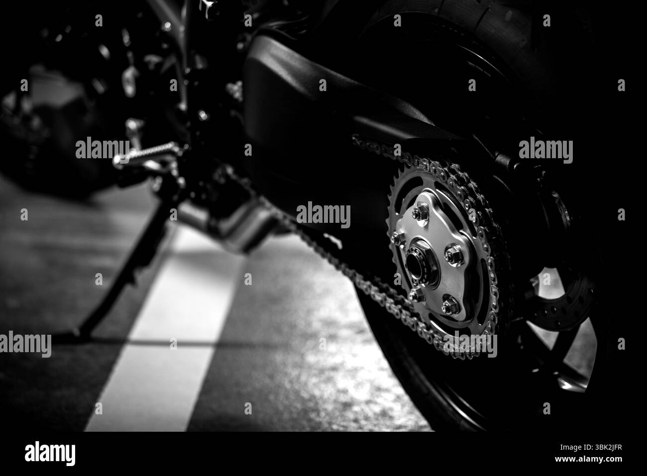 Foto di un parcheggio per motociclette in garage Foto Stock