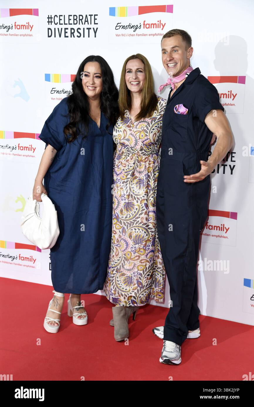 Miyabi Kawai, Ulrike Frank und Lukas Sauer beim Ernstings Family Mode Empfang unter dem ispira il motto CELEBRATE DIVERSITY im Riverside Hotel ad Amburgo am 17.06.2025 *** Miyabi Kawai, Ulrike Frank e Lukas Sauer al ricevimento di moda PER famiglie Ernstings con il motto ispiratore CELEBRATE LA DIVERSITÀ al Riverside Hotel ad Amburgo il 17 06 2025 Foto Stock