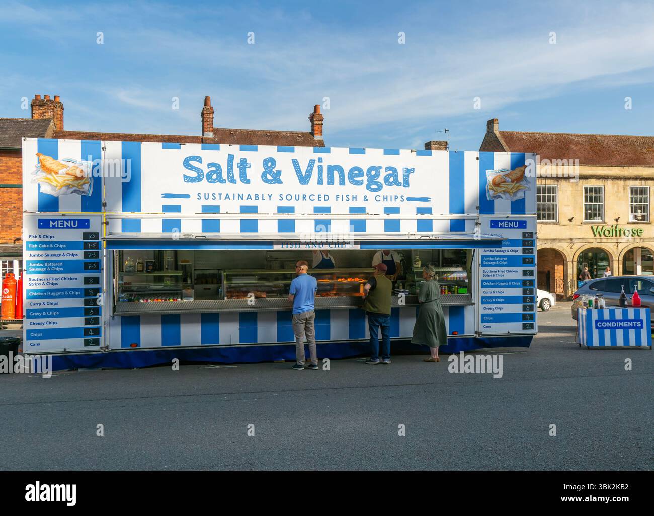Negozio mobile di fish and chips Salt & Vinegar, High Street, Marlborough, Wiltshire, Inghilterra, REGNO UNITO Foto Stock