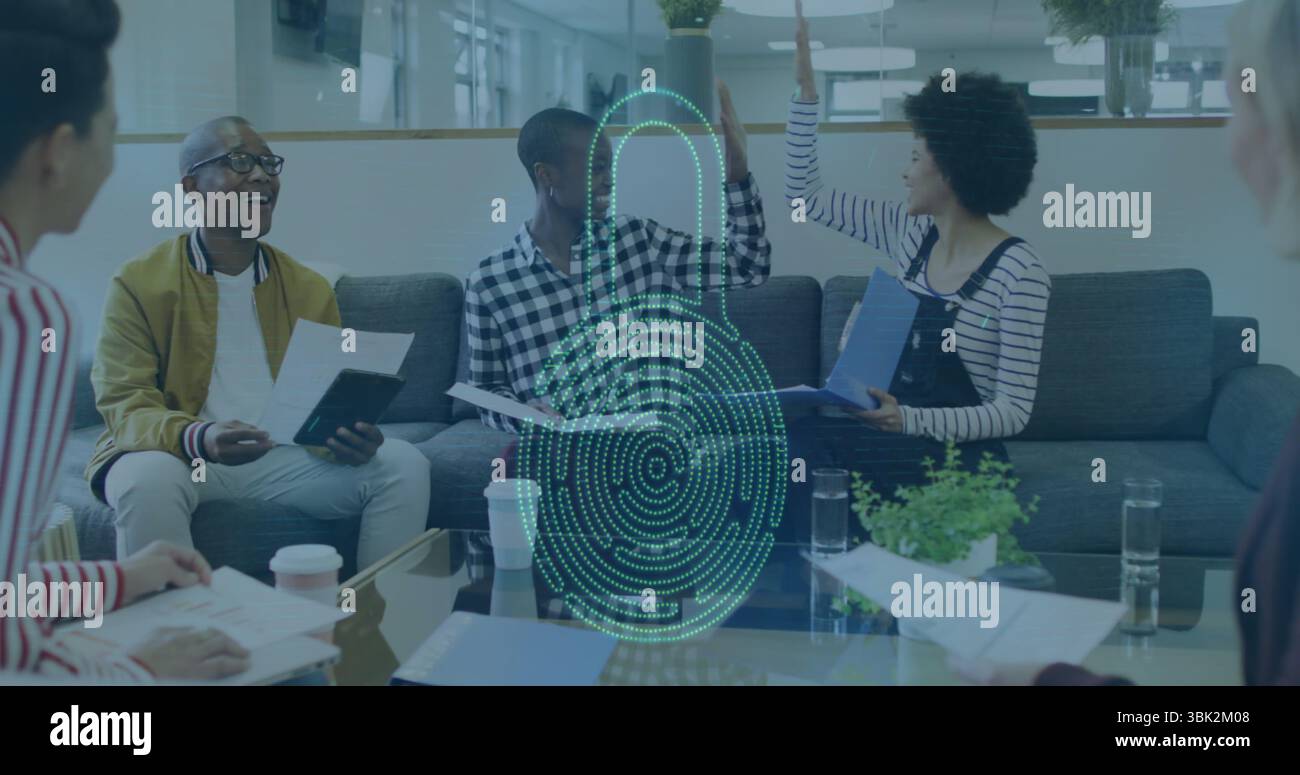 Gruppo di cinque professionisti che esaminano documenti e tablet in sala d'attesa, sovrapposizione di impronte digitali Foto Stock