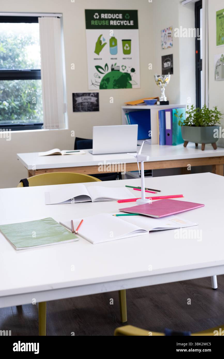 A scuola, i notebook e i notebook aperti promuovono un ambiente di apprendimento ecocompatibile Foto Stock