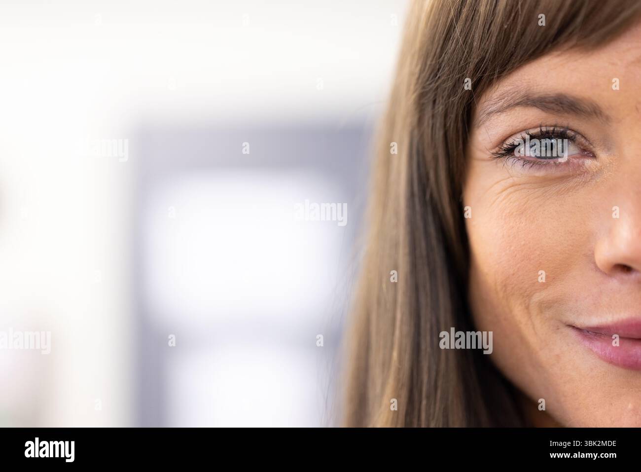 A scuola, una professoressa sorride con fiducia, mostra emozioni positive in classe, copia spazio Foto Stock
