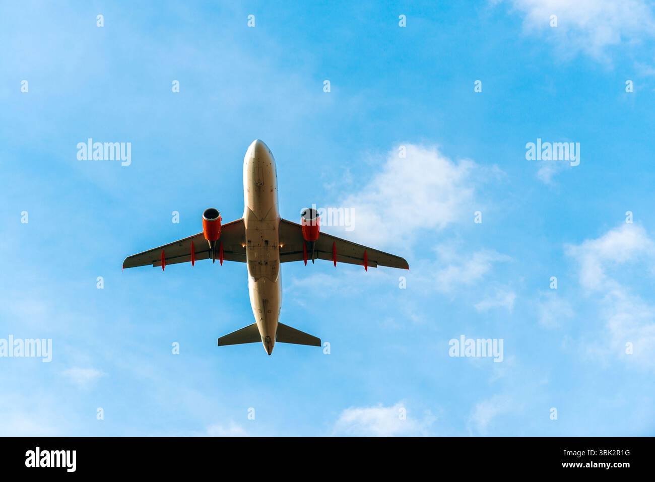 Foto di cielo sereno con il viaggio in aereo Foto Stock