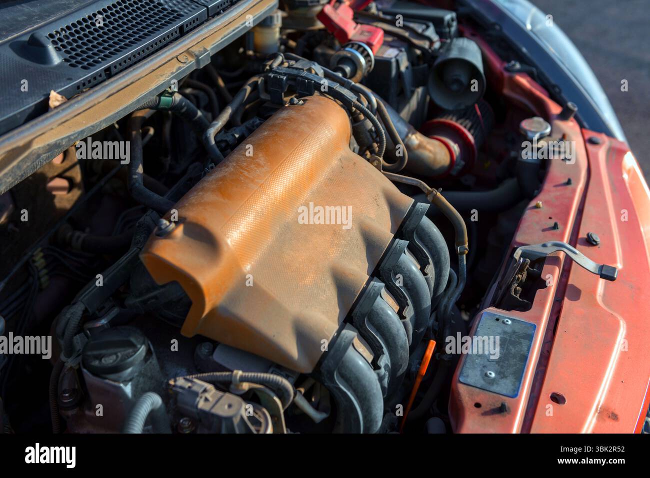 Primo piano di una sporca blocco motore Foto Stock
