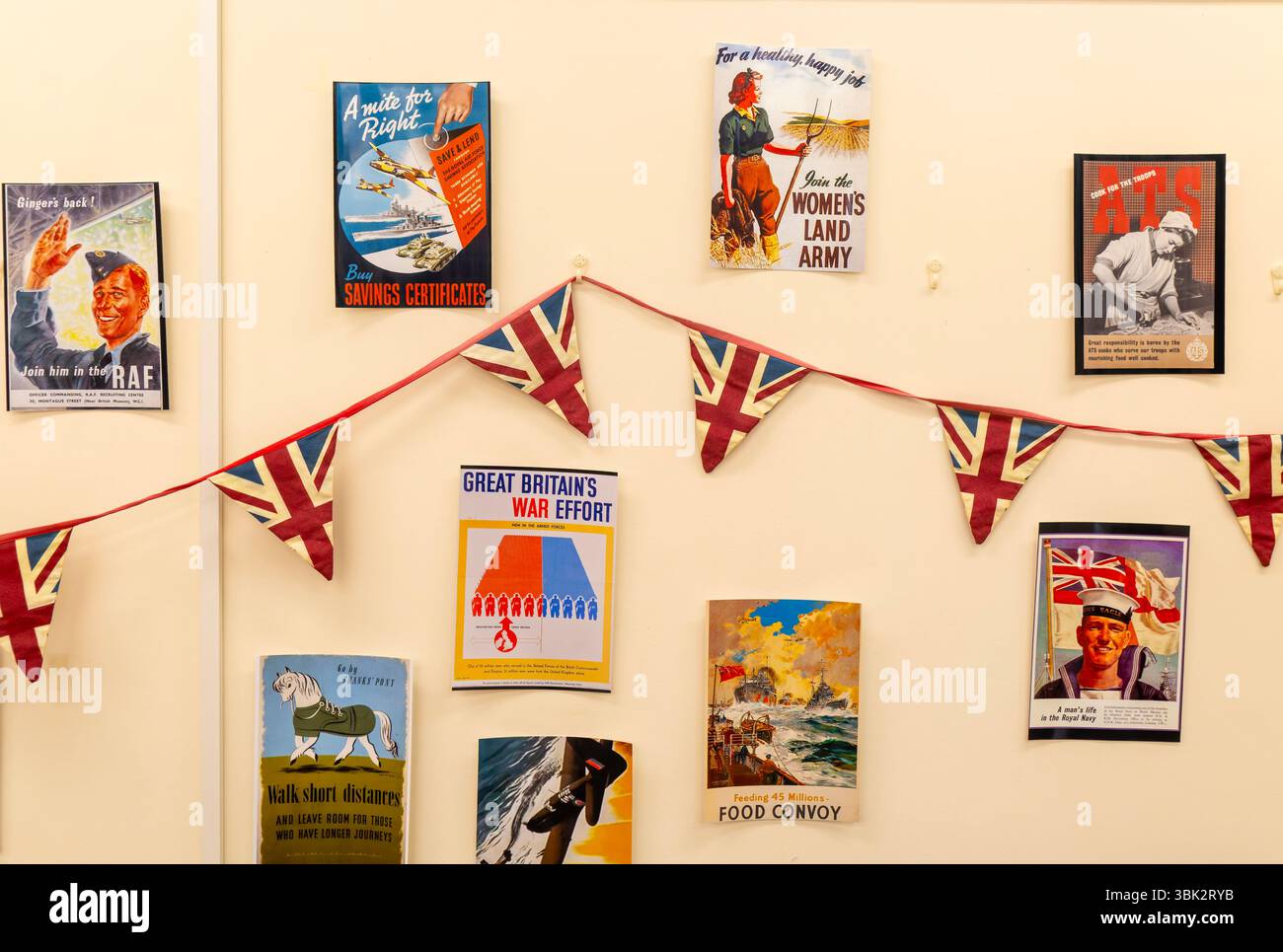 Mostra dei manifesti di propaganda in tempo di guerra del governo degli anni '1940, Wiltshire, Inghilterra, Regno Unito Foto Stock