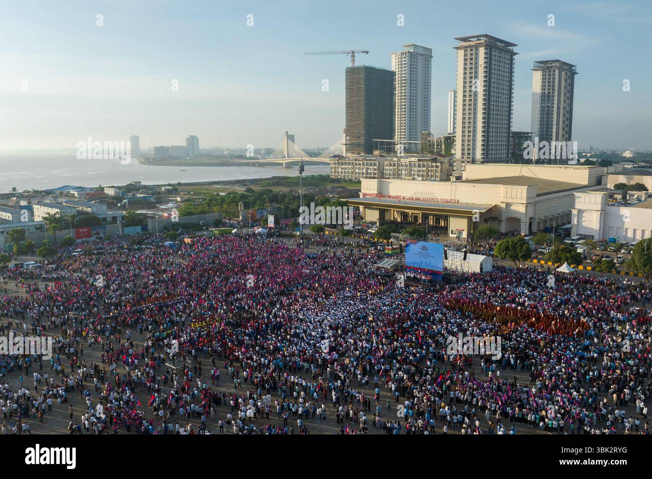 Phnom Penh. 18 giugno 2025. Una foto aerea scattata il 18 giugno 2025 mostra le persone che partecipano a una "marcia della solidarietà" a Phnom Penh, Cambogia. Decine di migliaia di cambogiani hanno aderito alla marcia qui di mercoledì mentre le tensioni di confine con la Thailandia crescevano. Credito: Kimlong Meng/Xinhua/Alamy Live News Foto Stock