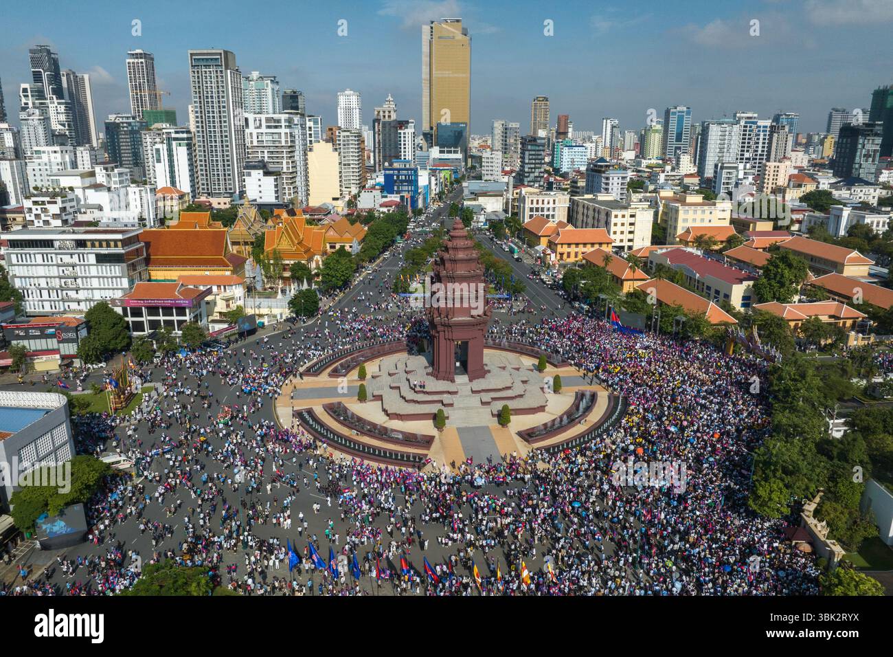 Phnom Penh. 18 giugno 2025. Una foto aerea scattata il 18 giugno 2025 mostra le persone che partecipano a una "marcia della solidarietà" a Phnom Penh, Cambogia. Decine di migliaia di cambogiani hanno aderito alla marcia qui di mercoledì mentre le tensioni di confine con la Thailandia crescevano. Credito: Kimlong Meng/Xinhua/Alamy Live News Foto Stock