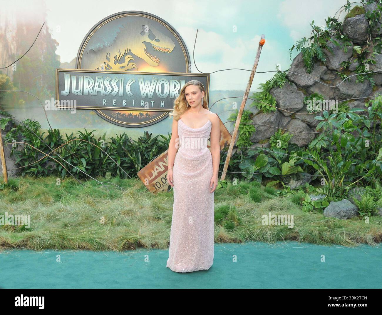 Londra, Regno Unito. 17 giugno 2025. Scarlett Johansson alla prima mondiale del film "Jurassic World Rebirth", Odeon Luxe Leicester Square, Leicester Square, martedì 17 giugno 2025 a Londra, Inghilterra, Regno Unito. CAP/CAN © CAN/Capital Pictures credito: Capital Pictures/Alamy Live News Foto Stock
