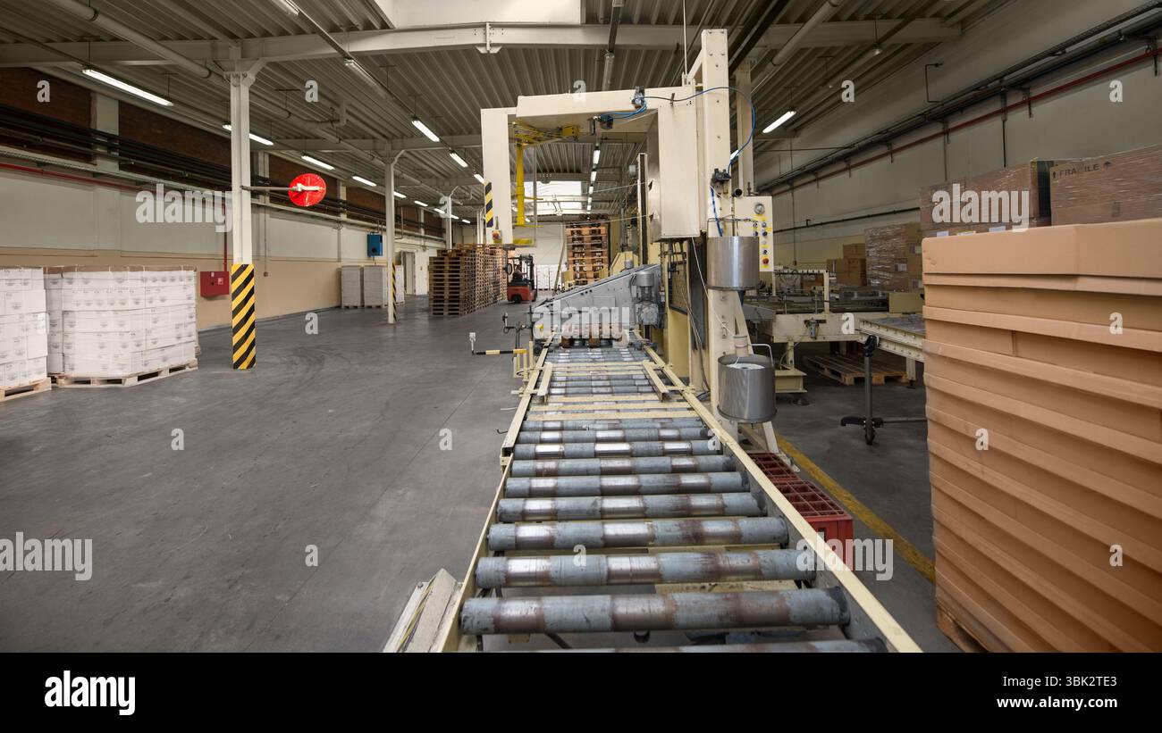 Nastro trasportatore moderno in foto di interni industriali Foto Stock