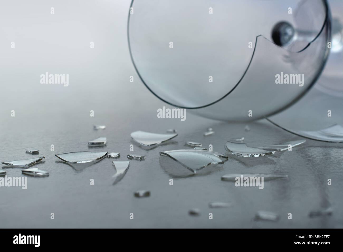 Pezzi di un primo piano di vetro rotto Foto Stock