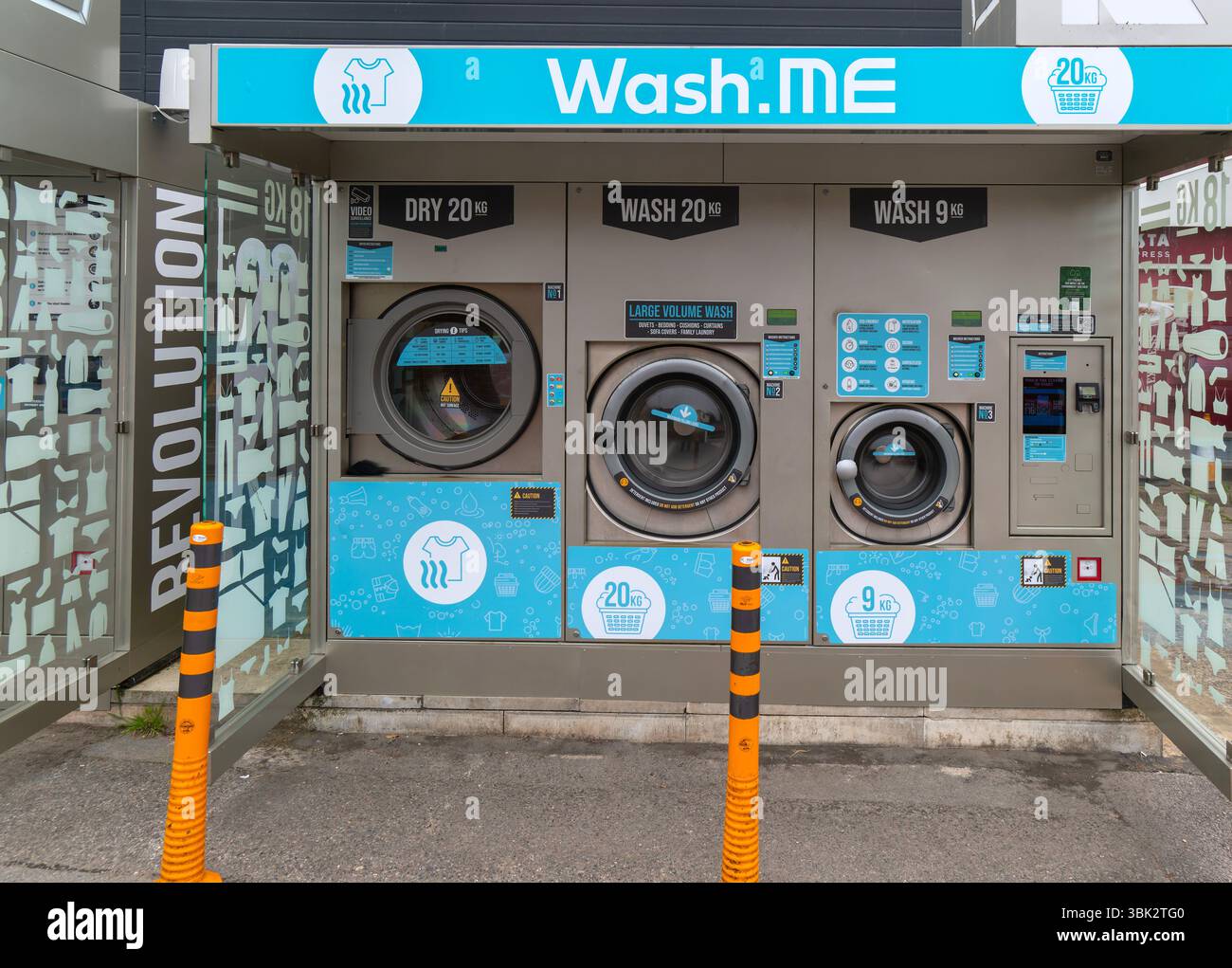 Wash.ME Revolution servizio lavanderia lavatrici, Pewsey, Wiltshire, Inghilterra, Regno Unito Foto Stock